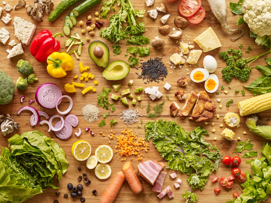 Alimentation équilibrée avec fruits et légumes frais